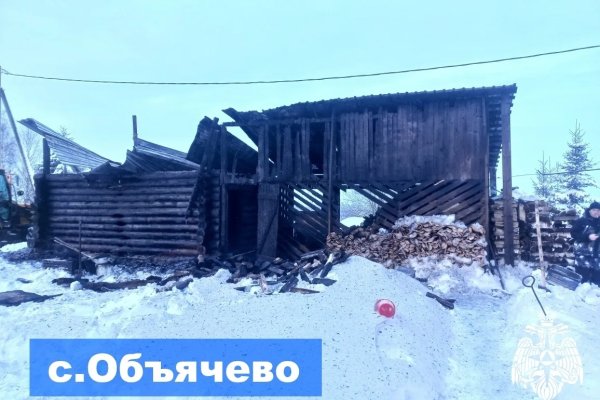 В Коми за сутки сгорели хозпостройка и кладовка 