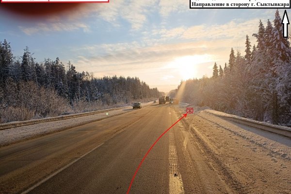 В Сыктывкаре водитель Renault Sandero припарковался в снежный бруствер и опрокинулся 