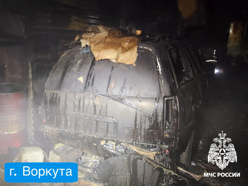 В Воркуте на пожаре в гараже погиб человек