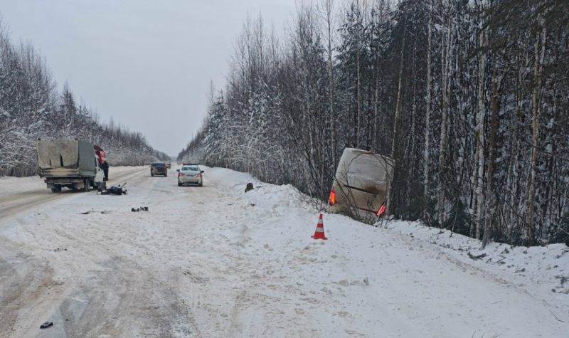 Пять пассажиров автобуса пострадали в смертельном ДТП в Корткеросском районе