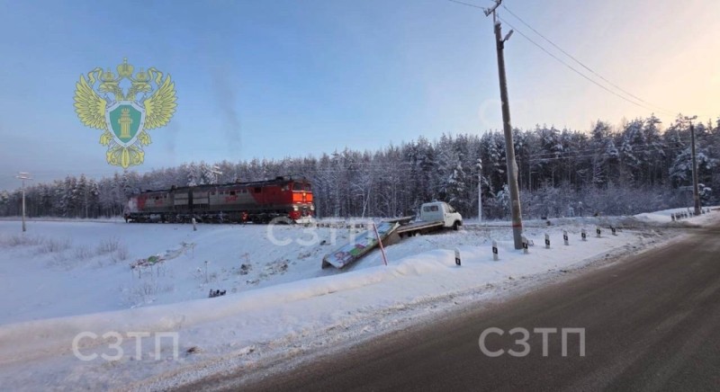 Игнорируя сигнализацию: "Газель" попала под грузовой поезд на переезде в Коми