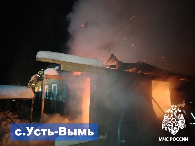 В Усть-Выми огонь повредил 120 "квадратов" частного дома, два человека эвакуированы
