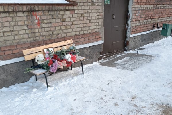 Жители Инты несут цветы к дому погибшей девочки 