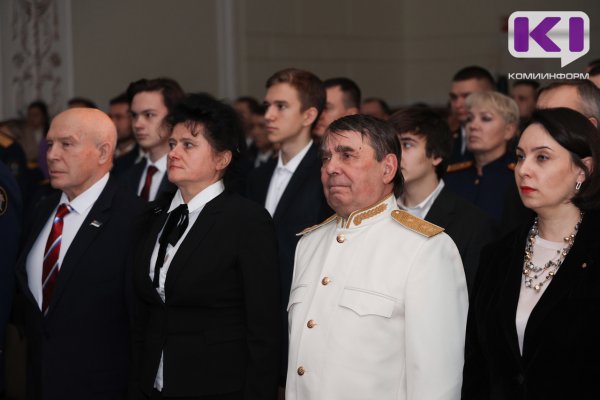 Зампред правительства Коми Лариса Максимова поздравила следователей СК РФ по Коми с 15-летием ведомства 