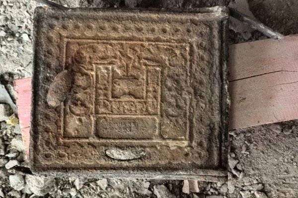 В Доме Жеребцова в Сыктывкаре во время ремонта нашли уникальную печную дверцу