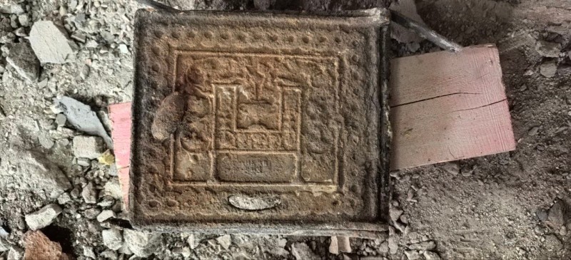 В Доме Жеребцова в Сыктывкаре во время ремонта нашли уникальную печную дверцу