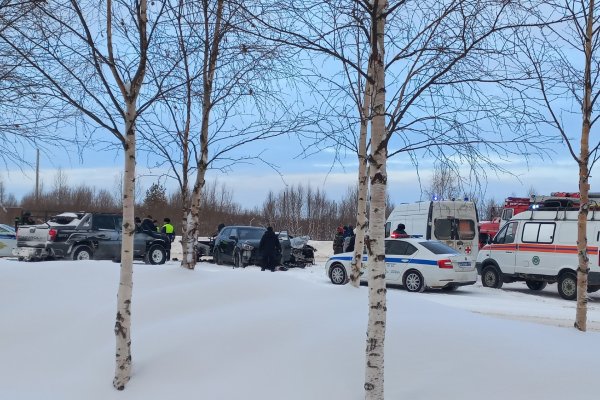 В Ухте столкнулись три автомобиля, пострадали два человека