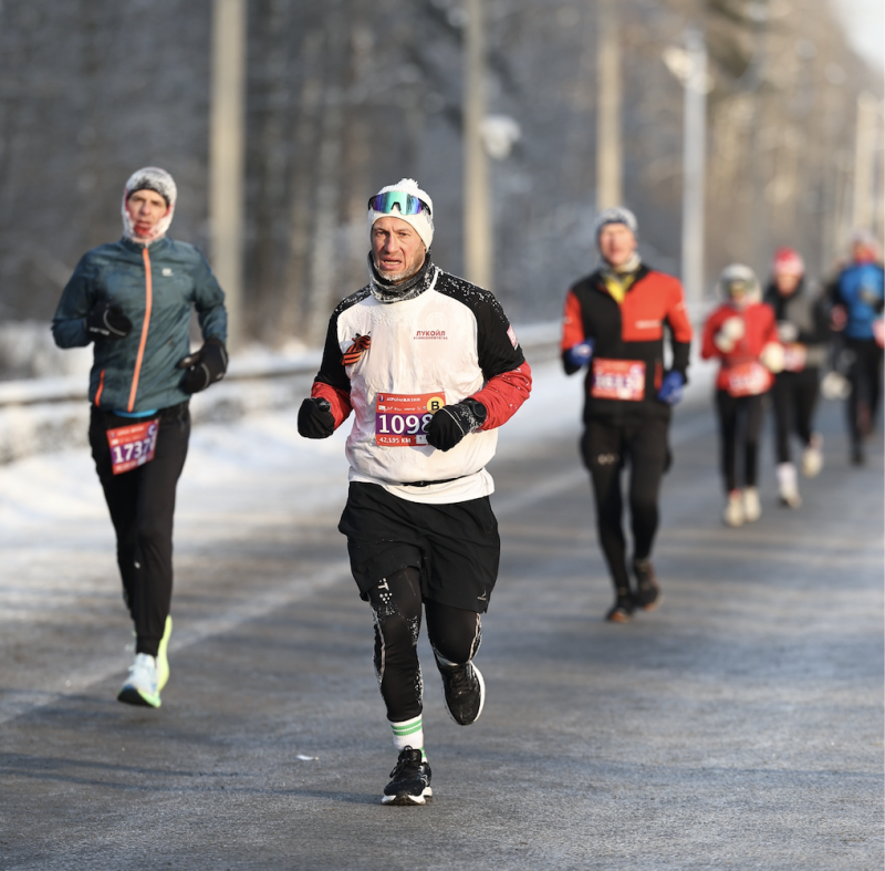 42,2 километра памяти: усинский бегун Андрей Скворцов пронес по "Дороге жизни" имена своих земляков, защищавших Ленинград

