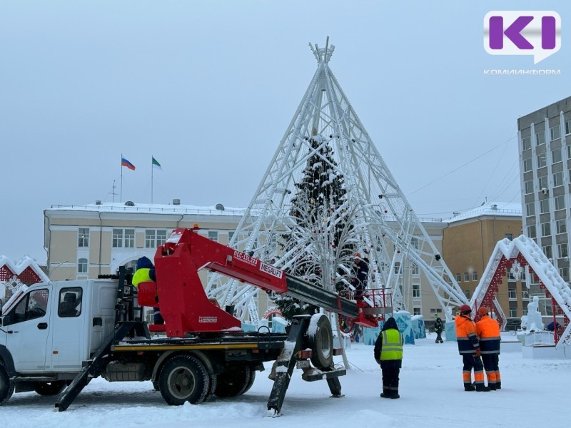 В Сыктывкаре начали демонтировать ледовый городок на Стефановской площади