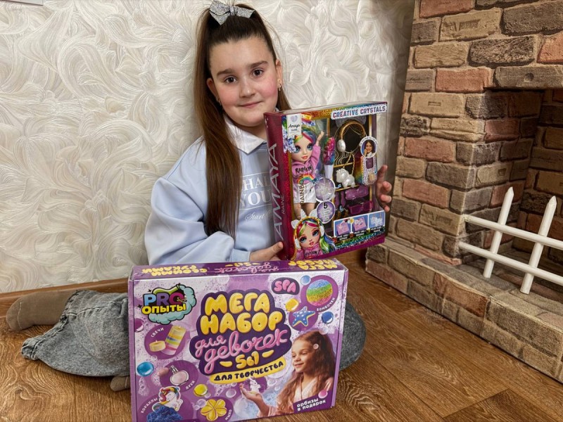 Ростислав Гольдштейн исполнил новогоднее желание 8-летней Варвары из ЛНР