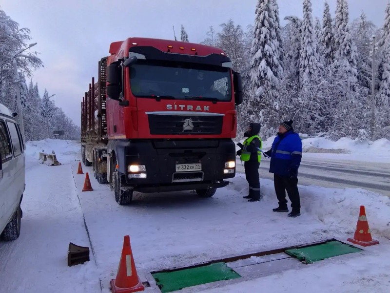 На дорогах Коми продолжается работа по весовому контролю большегрузов

