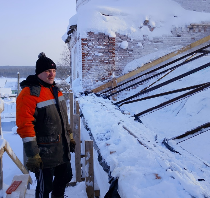 Шаг за шагом, несмотря на мороз: в селе Зеленец восстанавливают старинный храм Богоявления Господня