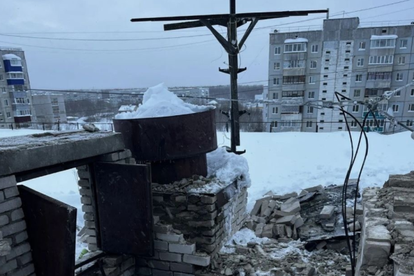 Глава Печоры сообщил о частичном обрушении бетонной плиты на крыше жилого дома