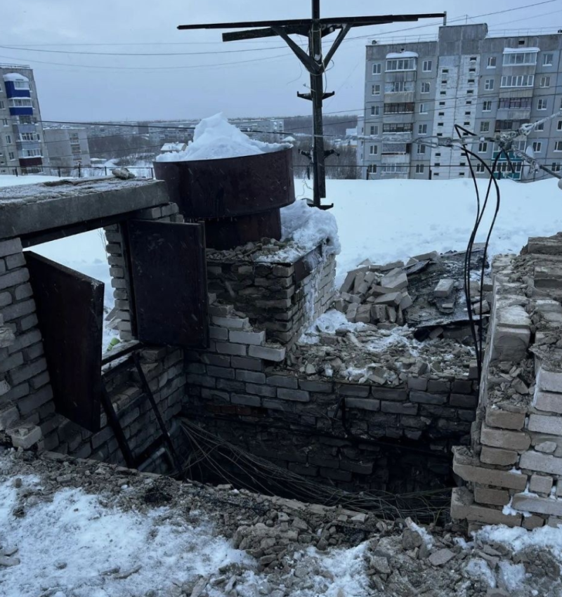 Глава Печоры сообщил о частичном обрушении бетонной плиты на крыше жилого дома