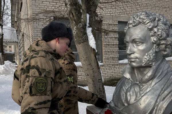 В Сыктывкаре военнослужащие возложили цветы к памятнику Александра Сергеевича Пушкина