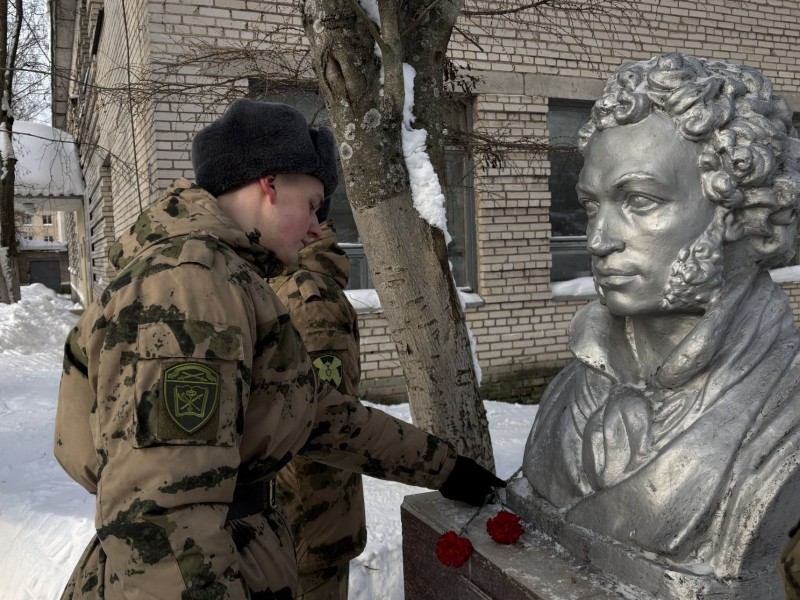 В Сыктывкаре военнослужащие возложили цветы к памятнику Александра Сергеевича Пушкина