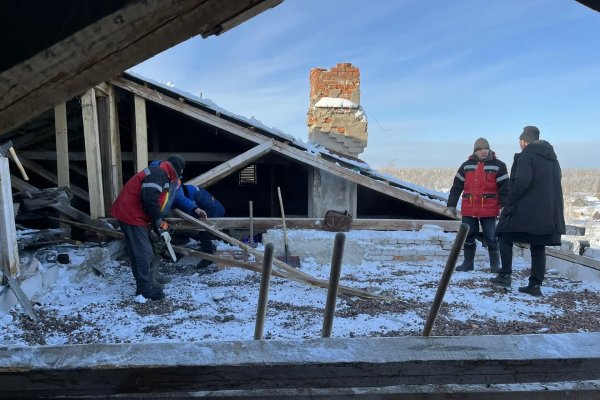 В поселке Верхнеижемский частичное повреждена кровля МКД - ведутся восстановительные работы 
