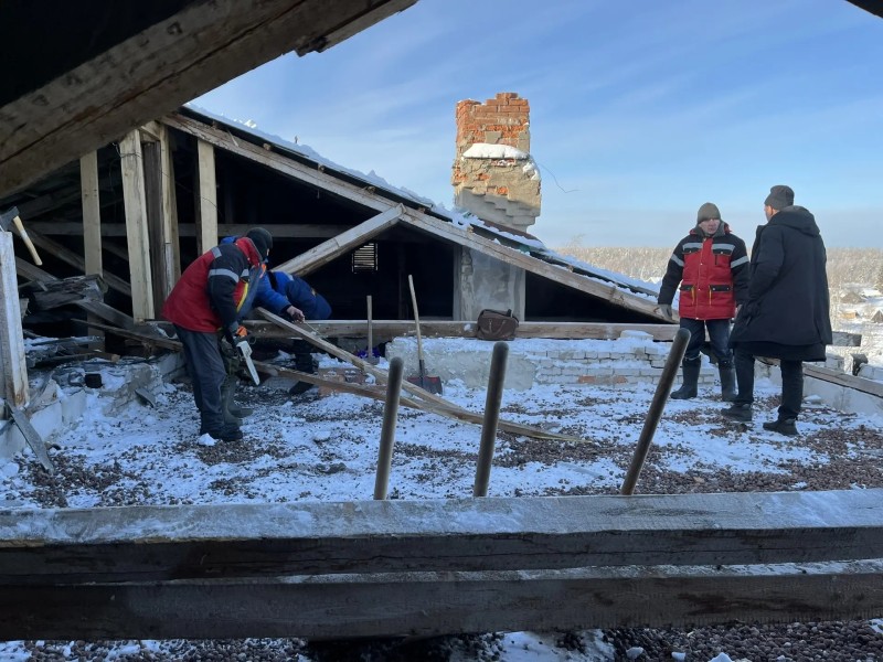 В поселке Верхнеижемский частичное повреждена кровля МКД - ведутся восстановительные работы 