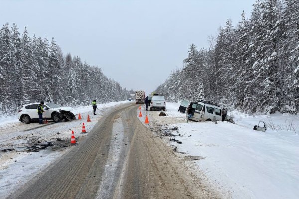 Шесть человек получили травмы после столкновения Mazda и Lada Largus на трассе 