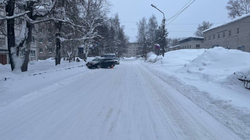 В Сыктывкаре под колеса машин попали три человека 