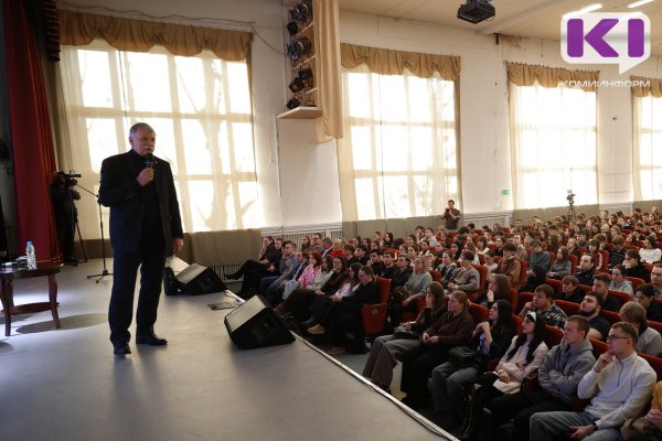 Доктор политических наук Михаил Зеленков рассказал сыктывкарским студентам об экстремистских идеологиях