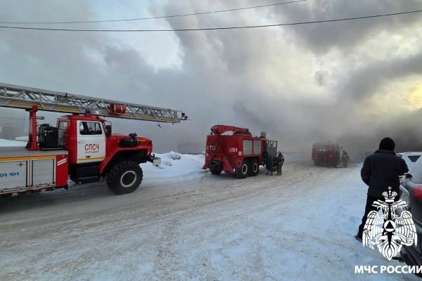 Огнеборцы локализовали пожар на автобусной стоянке в Сыктывкаре 