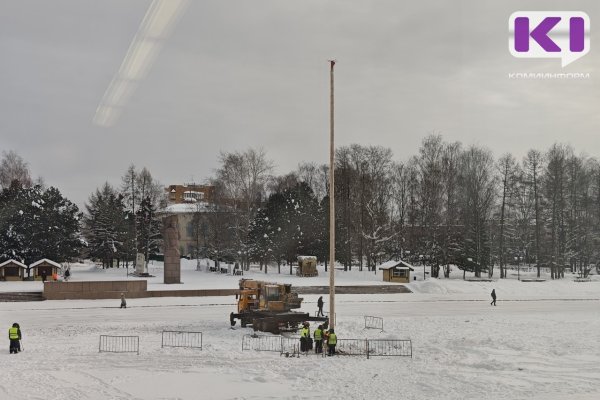 Выше крыш: в Сыктывкаре установили 22-метровый масленичный аттракцион