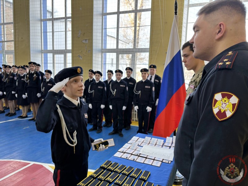 В Коми представители Росгвардии торжественно вручили погоны подшефным кадетам Русской гимназии