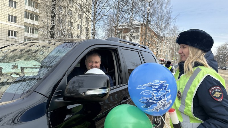 В Сыктывкаре женский патруль Госавтоинспекции поздравил водителей-мужчин с наступающим Днем защитника Отечества