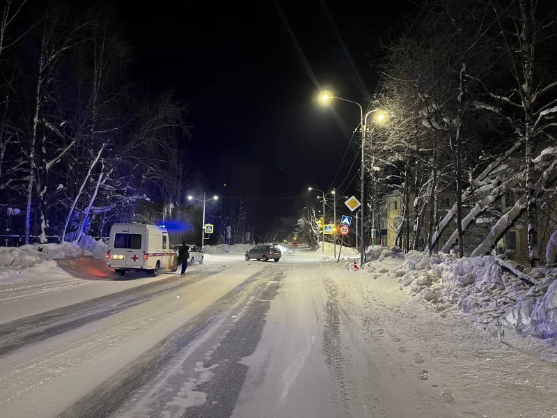 Ночь, улица, фонарь: в Печоре начинающий водитель "Лады" врезался в опору уличного освещения
