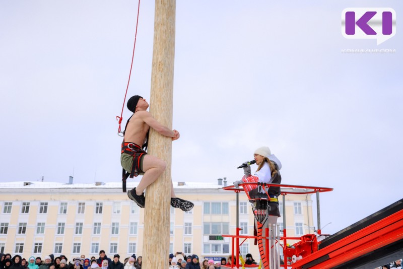 Масленичный столб в Сыктывкаре не покорился ни одному из 22 смельчаков