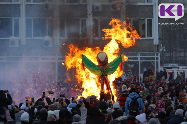 Зима, уходи: в Сыктывкаре скоморохи сожгли чучело Масленицы