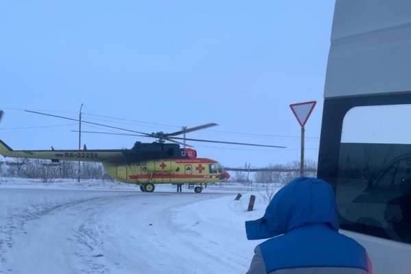 На улице Воркуты приземлился вертолет санавиации