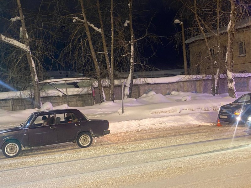 Два ребенка пострадали в ДТП с участием Chevrolet и ВАЗ в Сыктывкаре