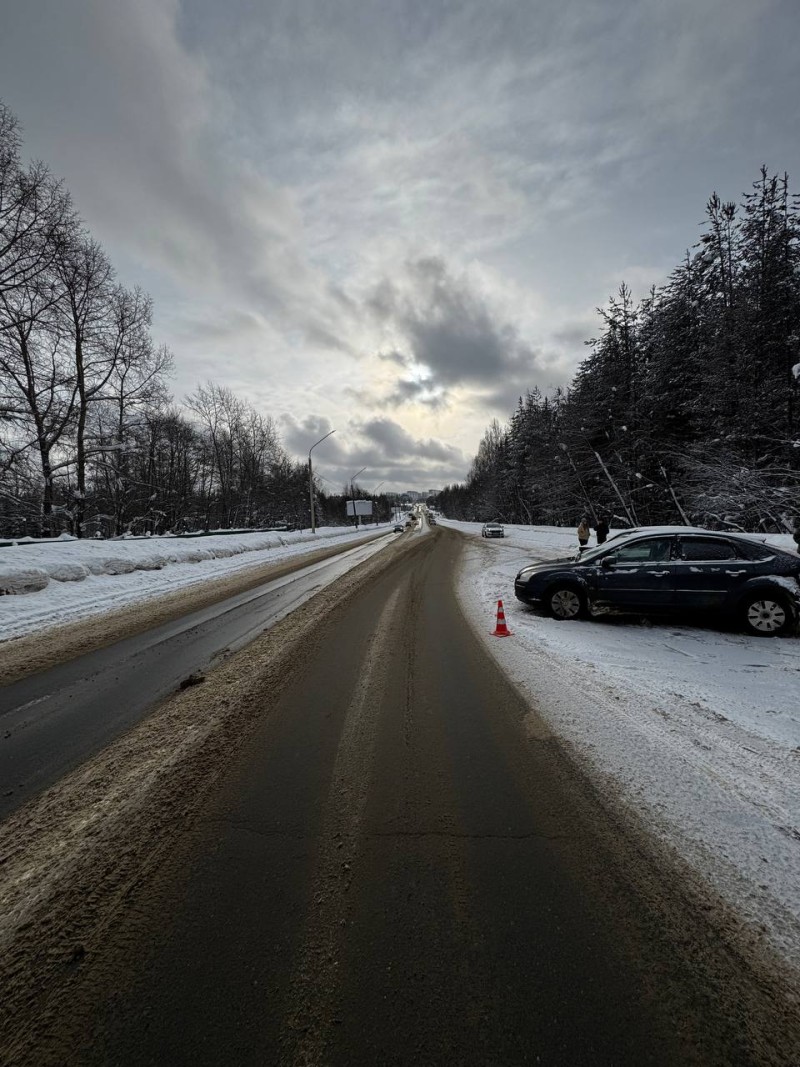 В Сыктывкаре девушку-пассажира госпитализировали после аварии с участием Ford