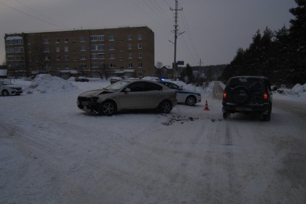 Под Ухтой водитель Chevrolet Niva не уступил дорогу и врезался в Mazda