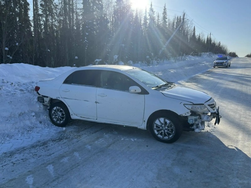 В Печорском районе водитель Toyota врезался в снежный бруствер и попал в больницу