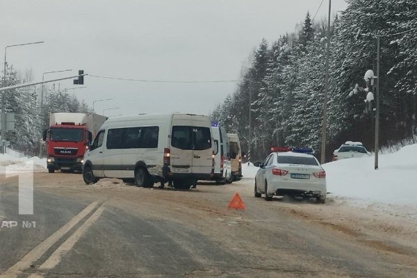 Пять человек пострадали при столкновении микроавтобуса и внедорожника в Сыктывдинском районе