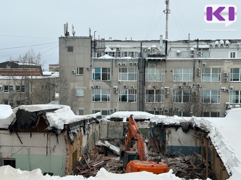 В Сыктывкаре начался снос старинного корпуса типографии