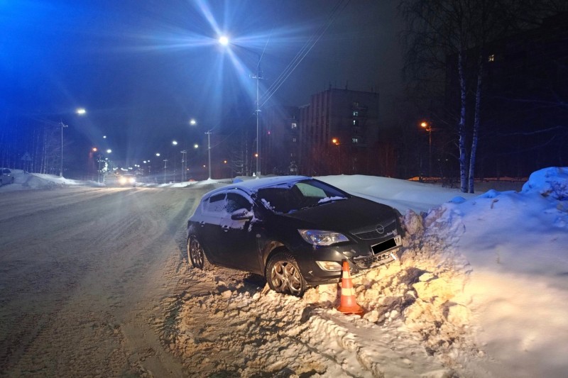 В Ухте водитель врезался в снежный вал и погиб