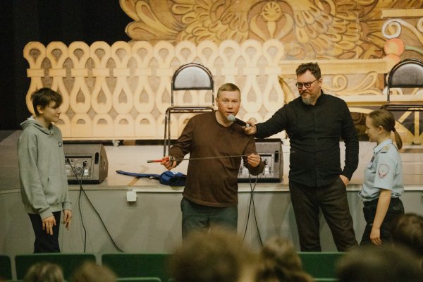 Актёры Театра драмы им. В. Савина обучают сельских школьников

