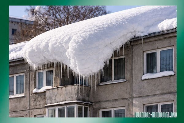 В Усинске снежная глыба упала рядом с пенсионерами, которые шли вместе с внуками