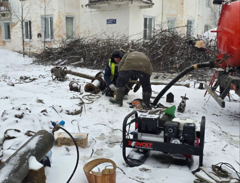 В Печоре ликвидируют аварию на трубе холодного водоснабжения на ул.Советской