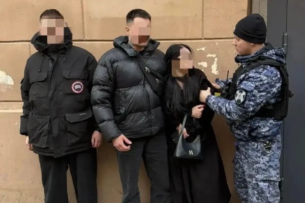 Росгвардия задержала жителей Коми, забравшихся на крышу здания в центре Петербурга