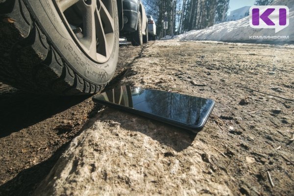 В Усть-Куломском районе пенсионер украл телефон школьницы