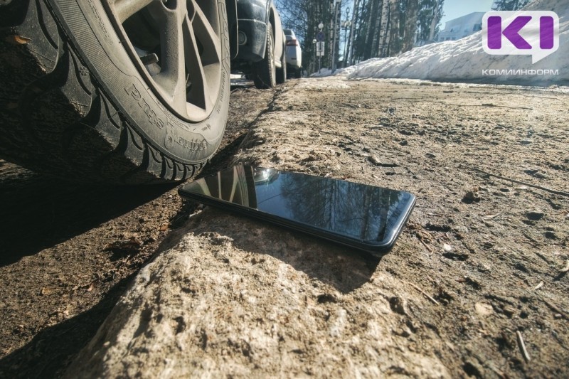 В Усть-Куломском районе пенсионер украл телефон школьницы