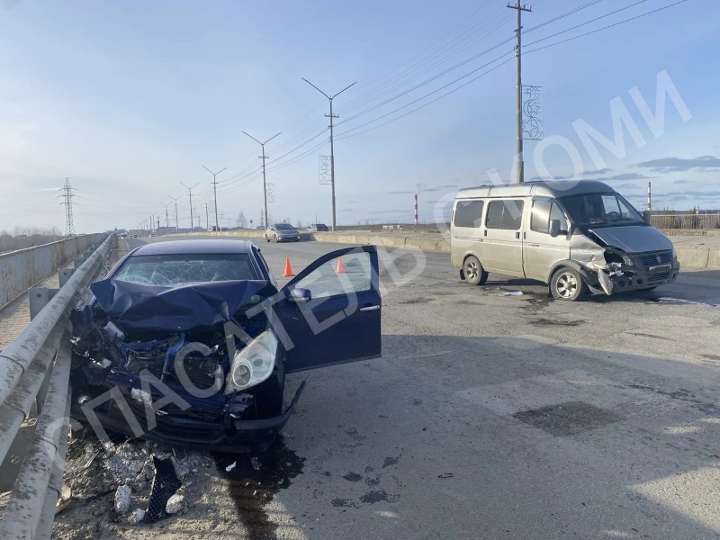 Серьезное ДТП на путепроводе в Ухте обошлось без пострадавших