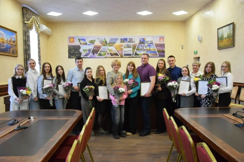 Сегодня глава Ухты Марина Метелева вручила сертификаты молодым семьям