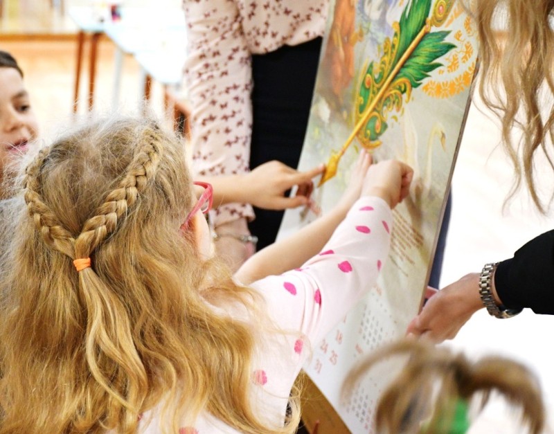 АО "Транснефть – Север" подарило детским учреждениям календарь сказок в честь 200-летия Александра Афанасьева

