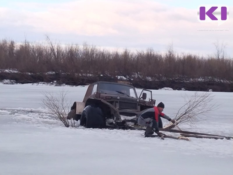 В Троицко-Печорске снегоболотоход застрял на реке - потребовалась помощь спасателей 